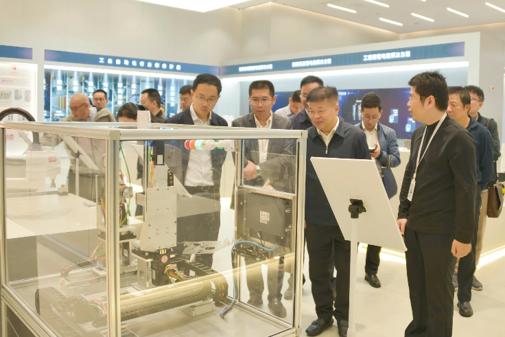 省工信廳陳建業廳長一行蒞臨睿能科技調研考察(圖2) 省工信廳陳建業廳長一行蒞臨睿能科技調研考察(圖2)